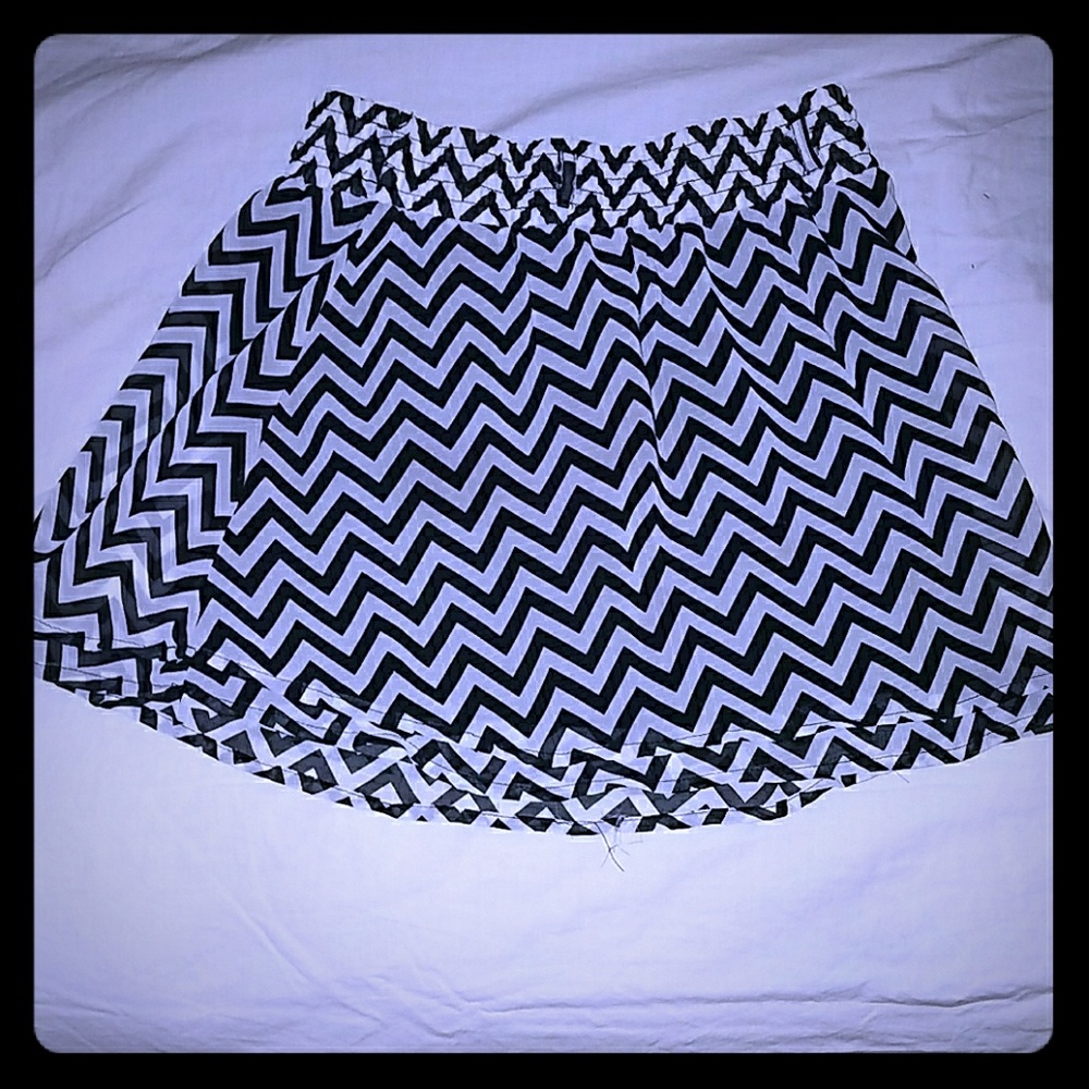 Girls Black & White Chevron Skirt Size 7